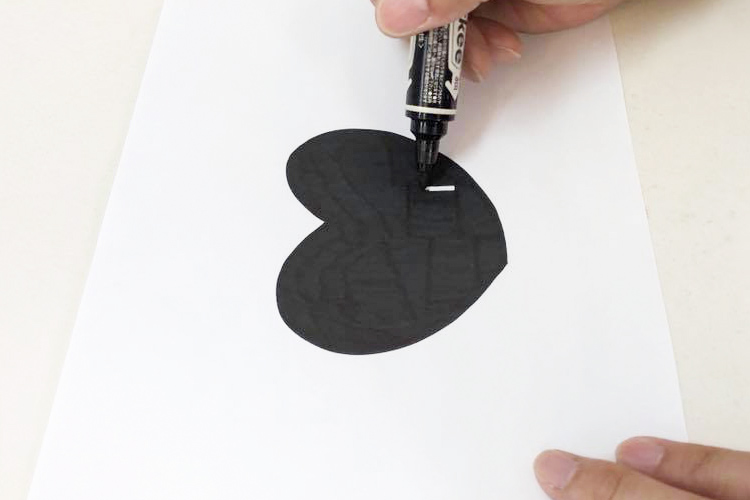 白い紙に作りたい形を描きマジックやサインペンなどで黒く塗りつぶします。