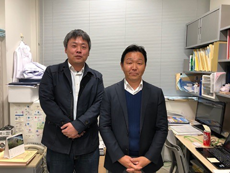 研究室で記念撮影。左側が田上先生、右側が弊社社長の佐藤